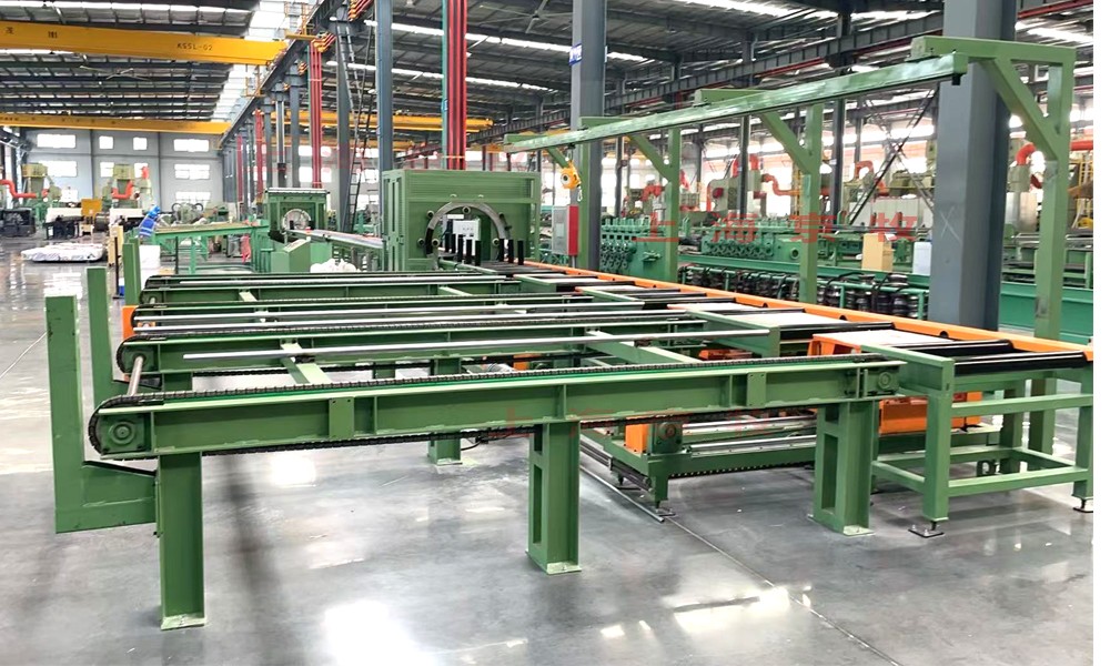 鋼管上料架、碼垛成六角形、捆扎機(jī)、端頭纏繞膜、管身整體纏繞編織帶、捆端頭覆膜